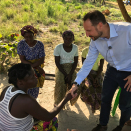 Kronprins Haakon hilser på ebola-overlevende i Paynesville. Å håndhilse på ofrene er et viktig signal i kampen mot stigmatiseringen. Foto: Christian Lagaard, Det kongelige hoff.